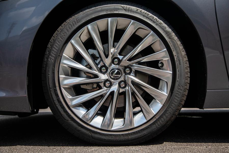 Колеса Lexus ES250 2018 года  (WW) (фото 21 из 21)